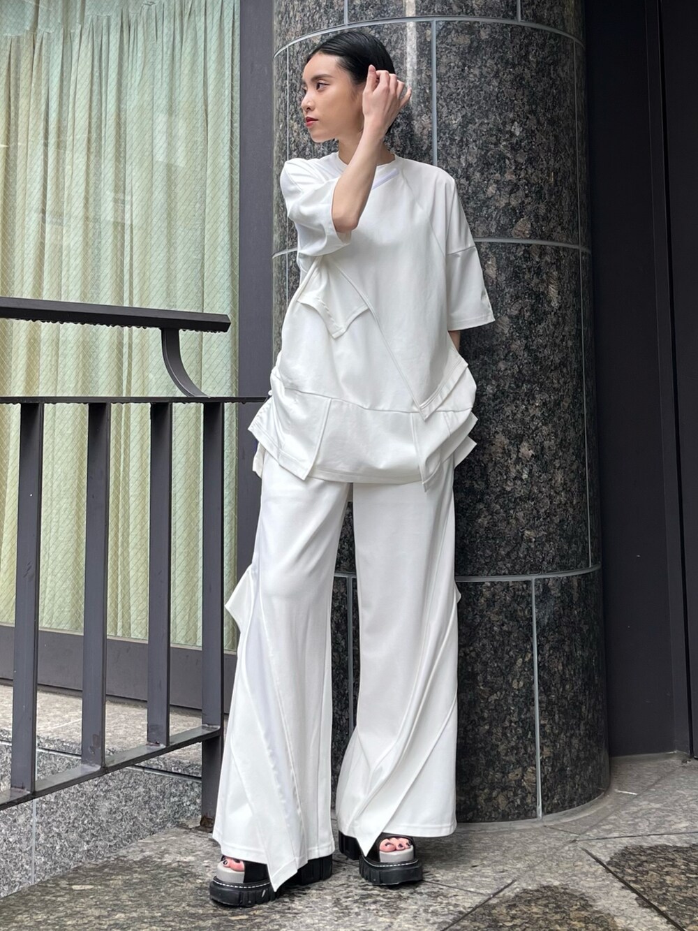 ホワイト系のTシャツ/カットソー、ホワイト系のその他パンツ、その他のサンダルを着用したレディースの春コーディネートの3枚目の写真