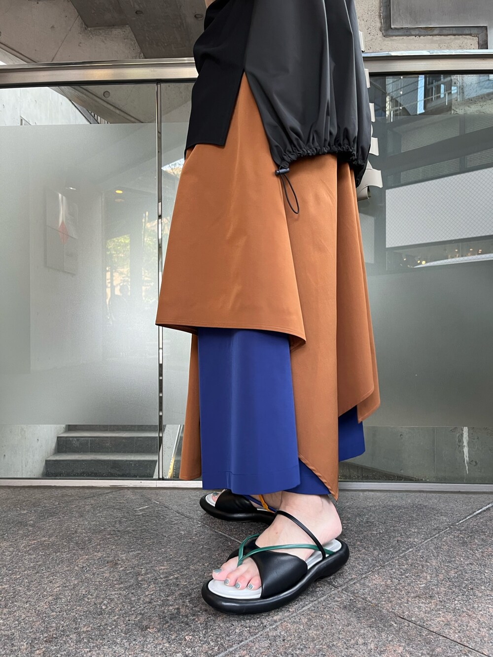 ベージュ系のトートバッグ、ブラック系のTシャツ/カットソー、イエロー系のその他パンツを着用したレディースの春コーディネートの8枚目の写真