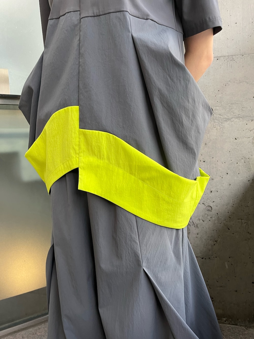 ブラック系のサンダル、グレー系のTシャツ/カットソー、グレー系のその他パンツを着用したレディースの冬コーディネートの6枚目の写真