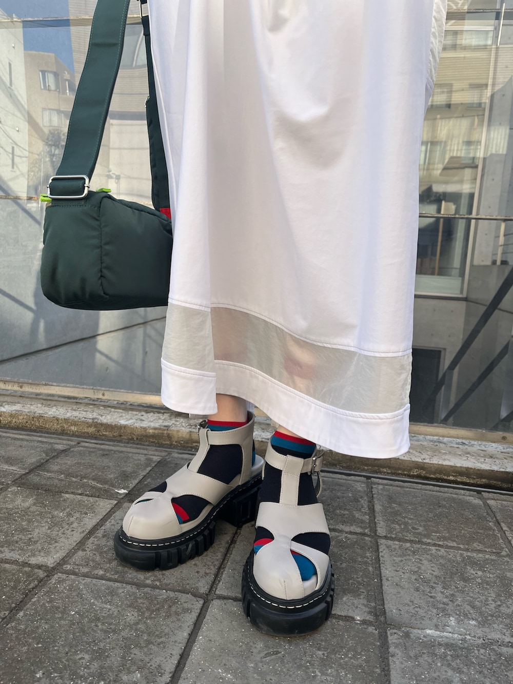 ホワイト系のワンピース、その他のボディバッグ/ウエストポーチ、グレー系のサンダルを着用したレディースの春コーディネートの7枚目の写真