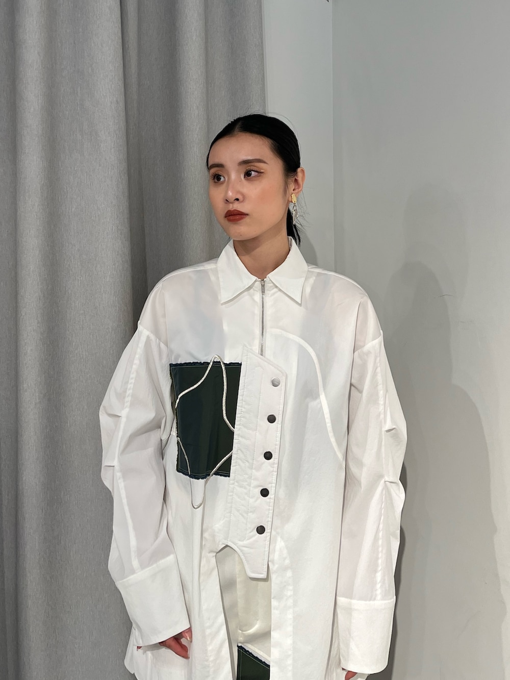 ホワイト系のシャツ/ブラウス、ホワイト系のスカート、シルバー系のブーツを着用したレディースの冬コーディネートの5枚目の写真