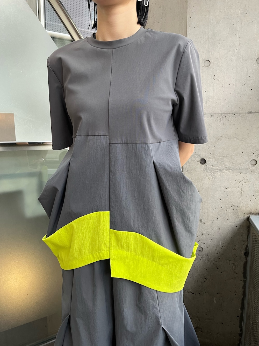 ブラック系のサンダル、グレー系のTシャツ/カットソー、グレー系のその他パンツを着用したレディースの冬コーディネートの5枚目の写真