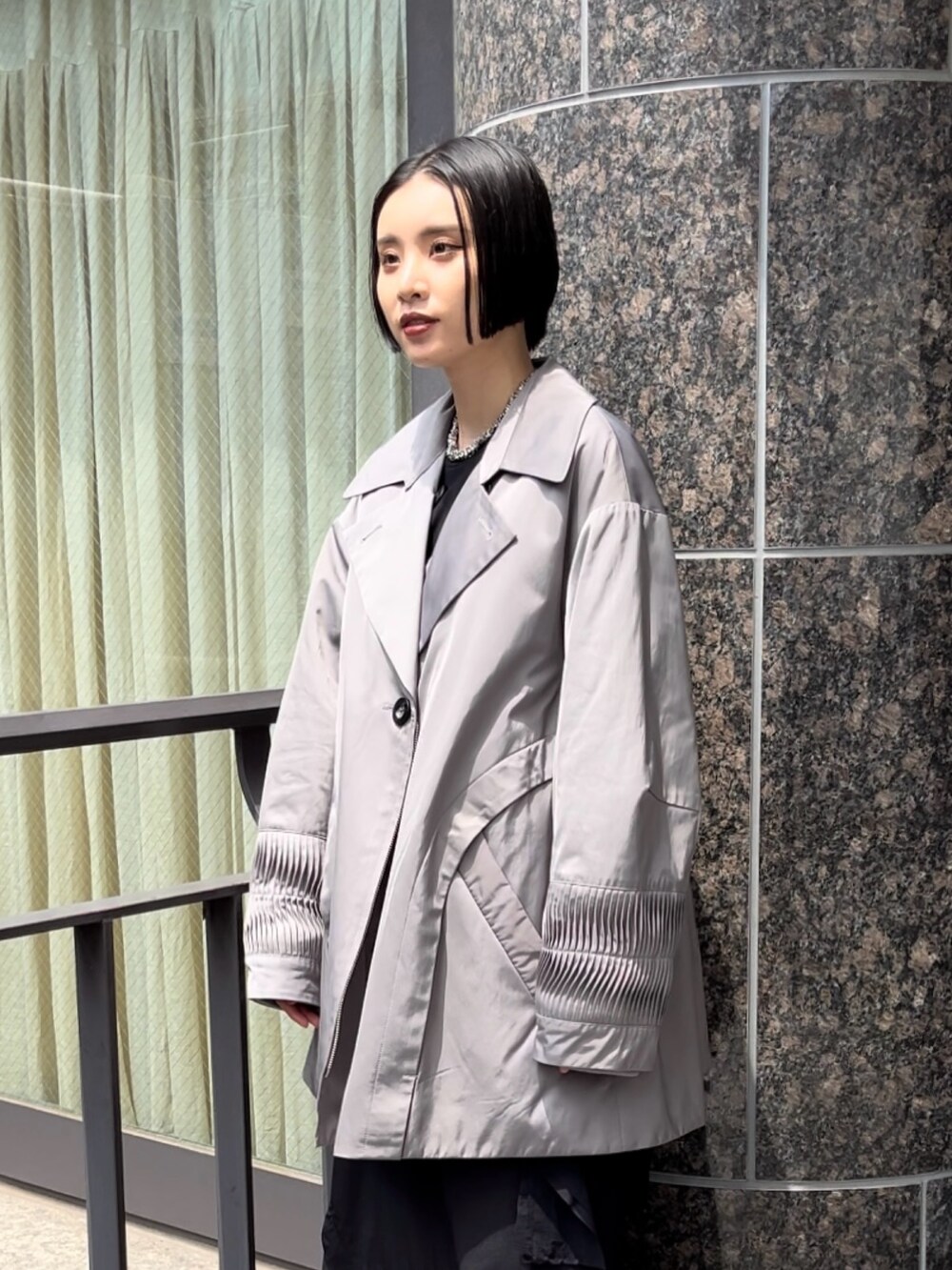 ブラック系のスカート、ブラック系のTシャツ/カットソー、グレー系のローファーを着用したレディースの夏コーディネートの6枚目の写真