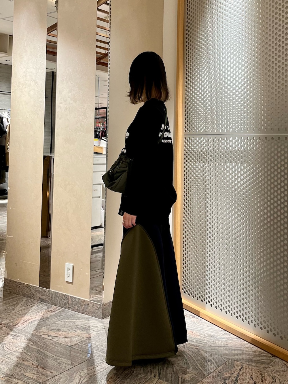 ブラック系のTシャツ/カットソー、ベージュ系のショルダーバッグ、その他のその他パンツを着用したレディースの秋コーディネートの2枚目の写真