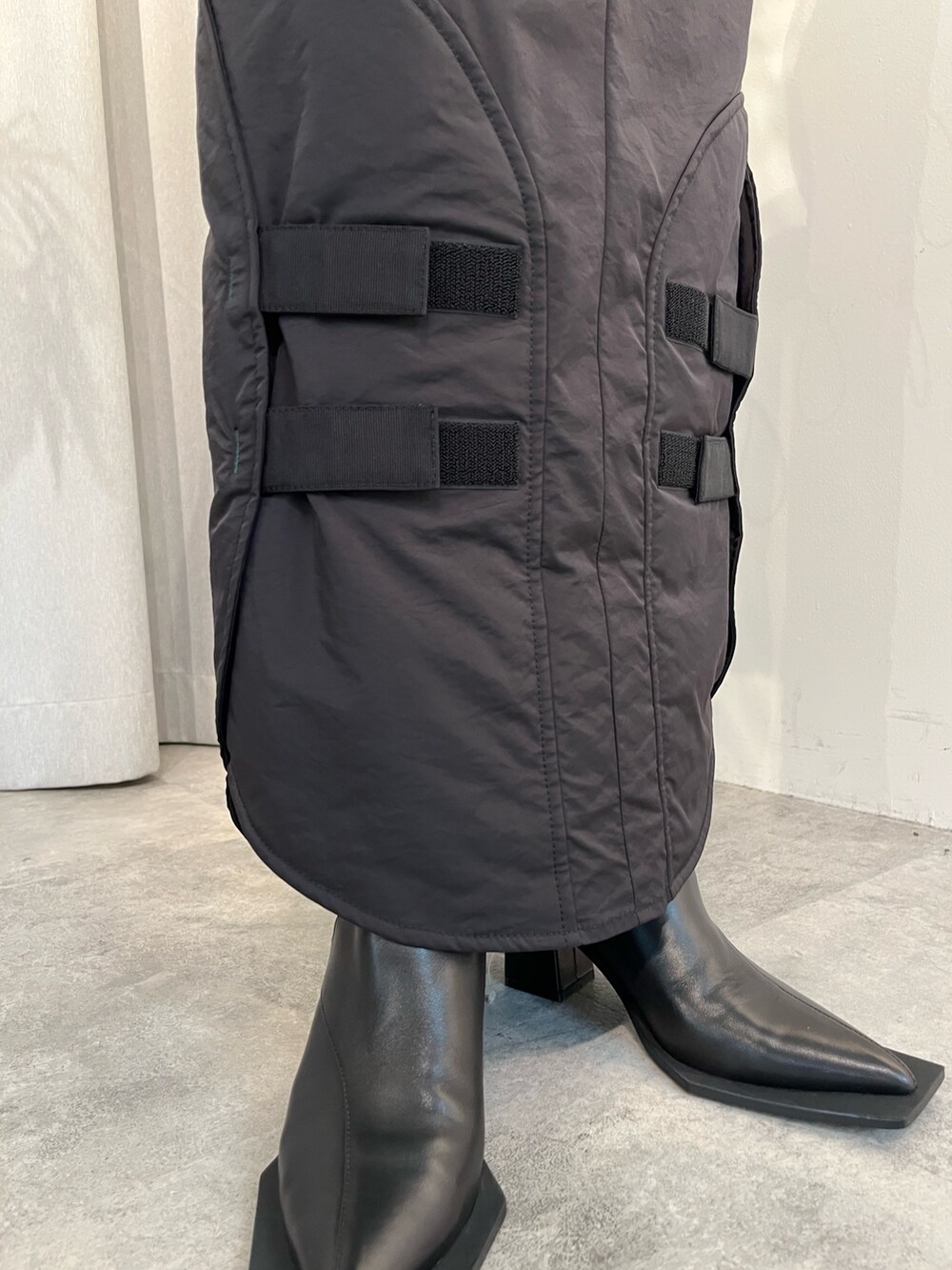 グレー系のシャツ/ブラウス、ブラック系のその他トップス、ブラック系のスカートを着用したレディースの夏コーディネートの10枚目の写真