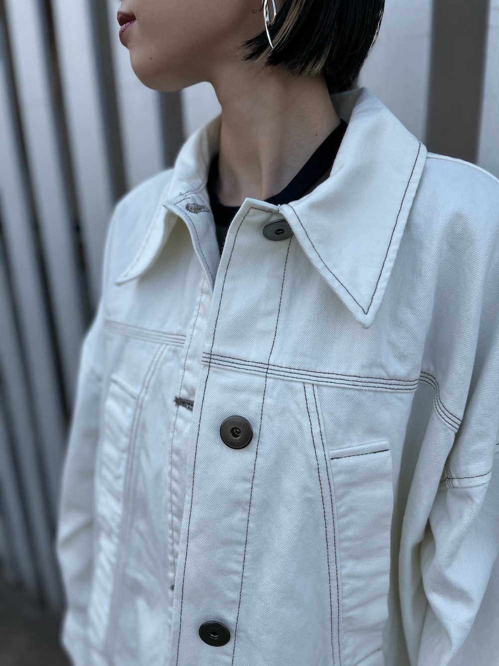 その他のワンピース、ホワイト系のデニムジャケット、シルバー系のブーツを着用したレディースの春コーディネートの6枚目の写真