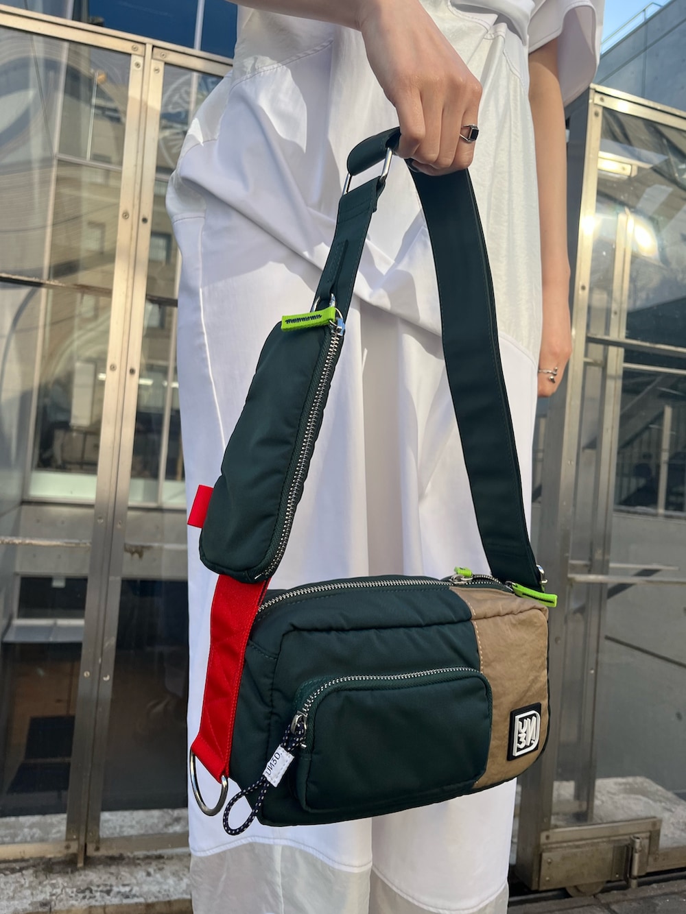 ホワイト系のワンピース、その他のボディバッグ/ウエストポーチ、グレー系のサンダルを着用したレディースの春コーディネートの5枚目の写真