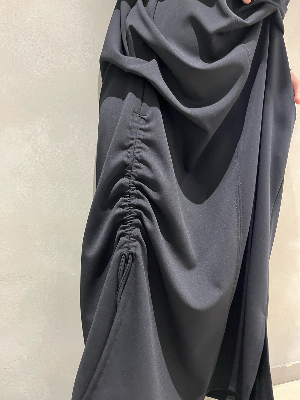 ブラック系のワンピース、ブラック系のサンダル、イエロー系のトートバッグを着用したレディースの夏コーディネートの6枚目の写真