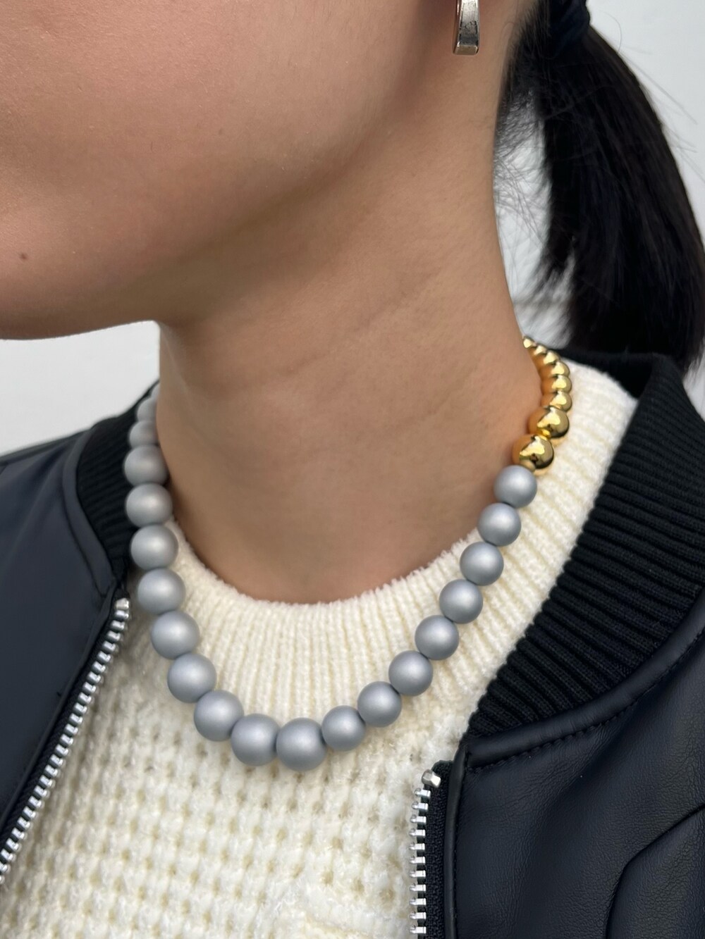 ブラック系のブーツ、ホワイト系のニット/セーター、ホワイト系のシャツ/ブラウスを着用したレディースの秋コーディネートの6枚目の写真