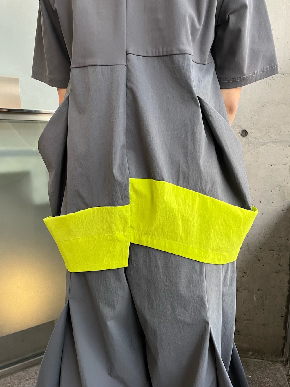 ブラック系のサンダル、グレー系のTシャツ/カットソー、グレー系のその他パンツを着用したレディースの冬コーディネートの8枚目の写真