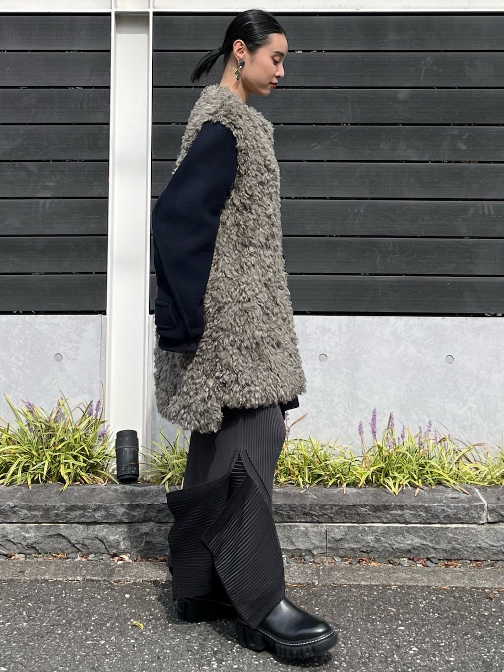 ブルー系のその他アウター、ブラック系のスカート、ブラック系のブーツを着用したレディースの秋コーディネートの5枚目の写真