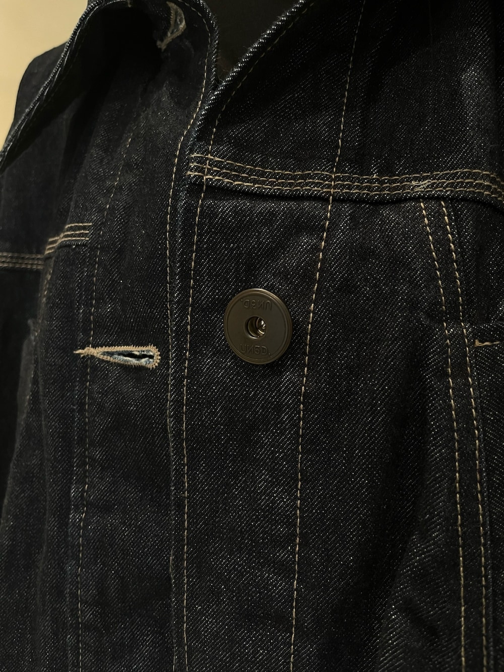 ブルー系のデニムジャケット、ブルー系のデニムパンツ、その他のサンダルを着用したレディースの春コーディネートの7枚目の写真