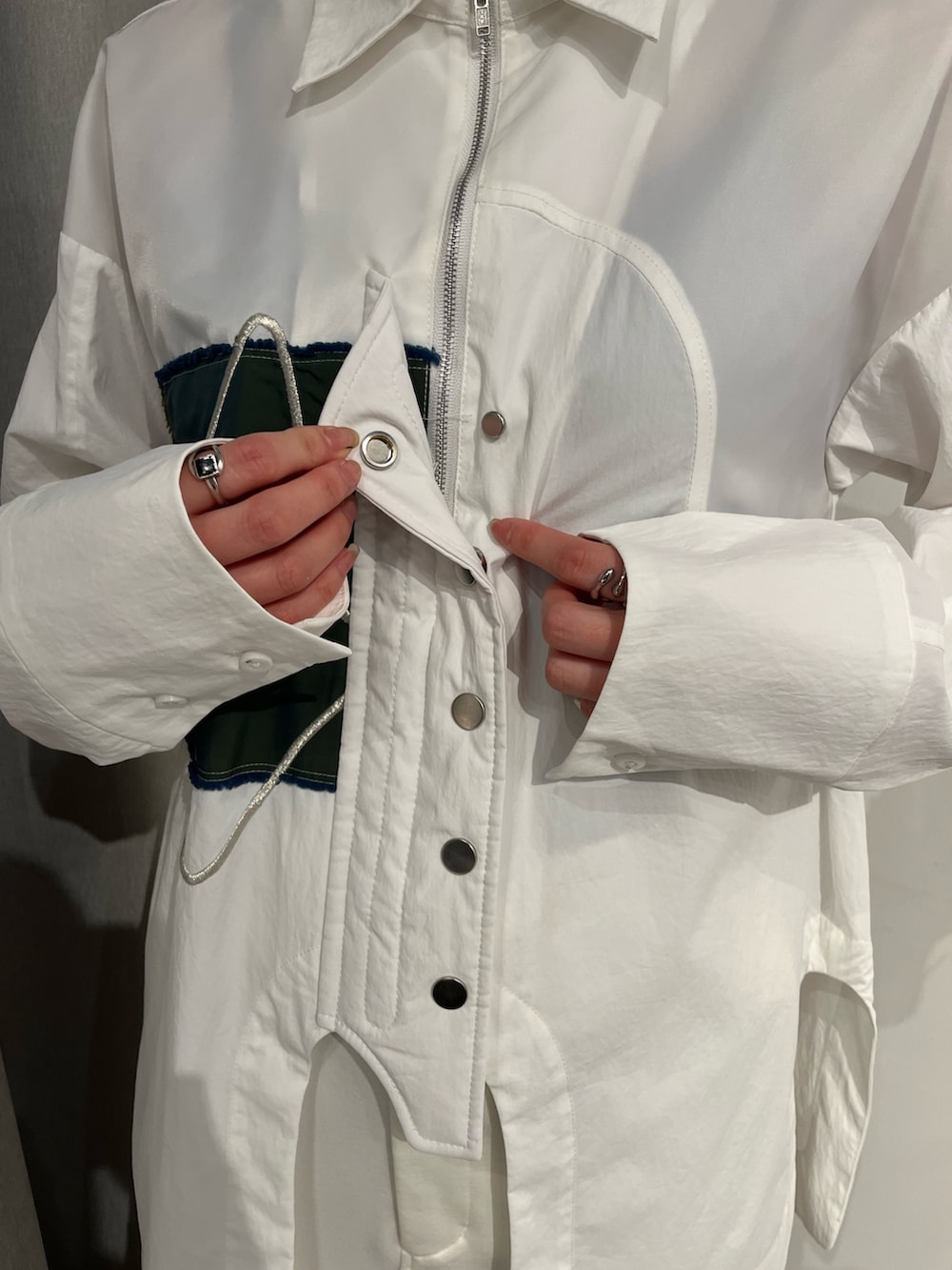 ホワイト系のシャツ/ブラウス、ホワイト系のスカート、シルバー系のブーツを着用したレディースの冬コーディネートの9枚目の写真