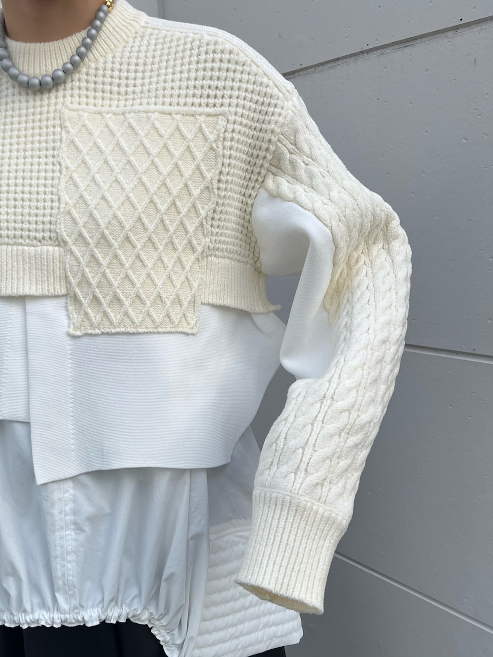 ブラック系のブーツ、ホワイト系のニット/セーター、ホワイト系のシャツ/ブラウスを着用したレディースの秋コーディネートの8枚目の写真