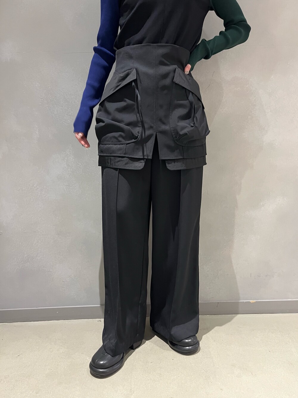 ブラック系のMA-1、ブラック系のニット/セーター、ブラック系のその他パンツを着用したレディースの冬コーディネートの10枚目の写真
