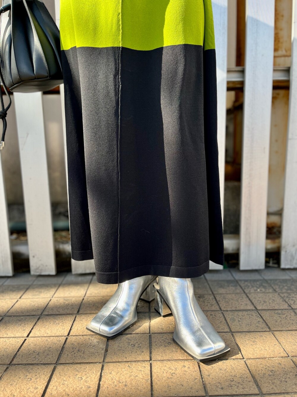 その他のワンピース、シルバー系のブーツ、ブラック系のショルダーバッグを着用したレディースの冬コーディネートの8枚目の写真