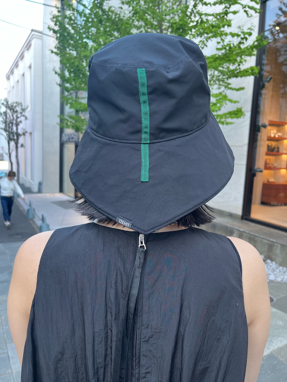 ブラック系のワンピース、ブラック系のサンダル、ブラック系のハットを着用したレディースの春コーディネートの5枚目の写真