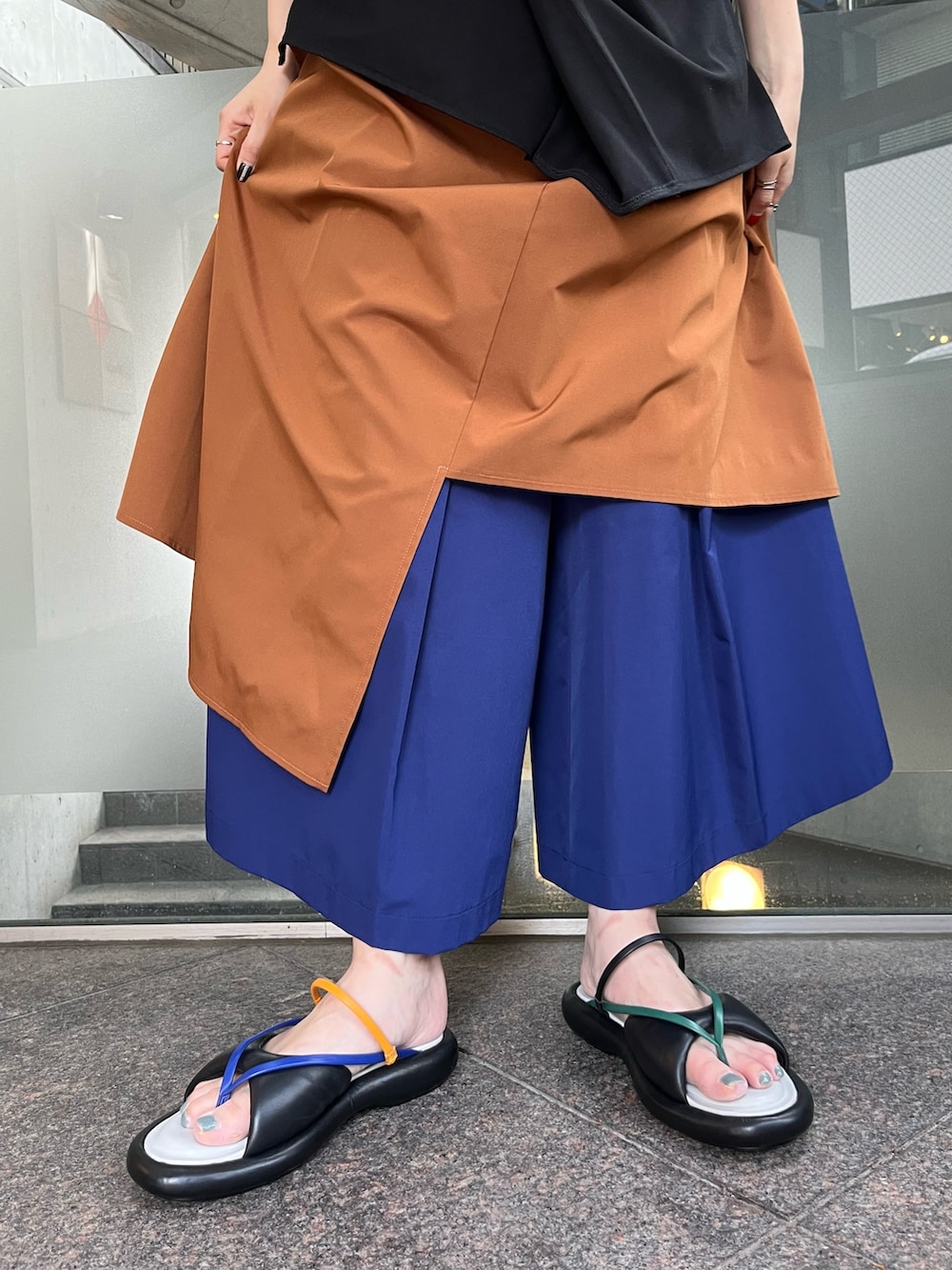 ベージュ系のトートバッグ、ブラック系のTシャツ/カットソー、イエロー系のその他パンツを着用したレディースの春コーディネートの7枚目の写真