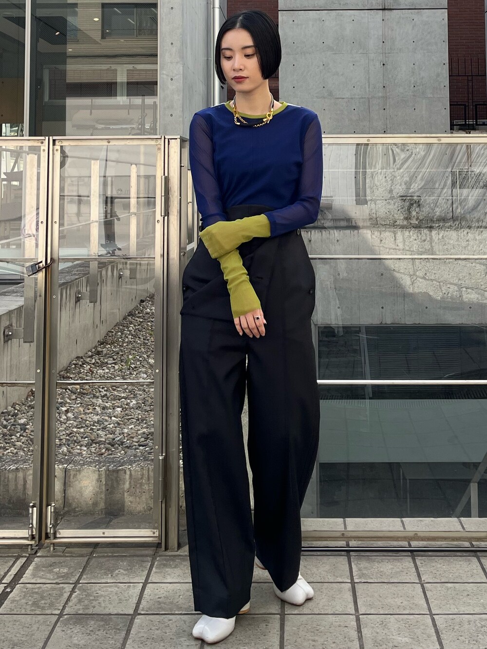 ブルー系のTシャツ/カットソー、ブラック系のその他パンツ、ベージュ系のブーツを着用したレディースの春コーディネートの2枚目の写真