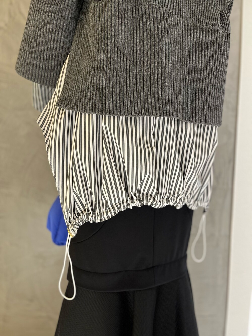 グレー系のニット/セーター、その他のシャツ/ブラウス、ブラック系のスカートを着用したレディースの夏コーディネートの8枚目の写真