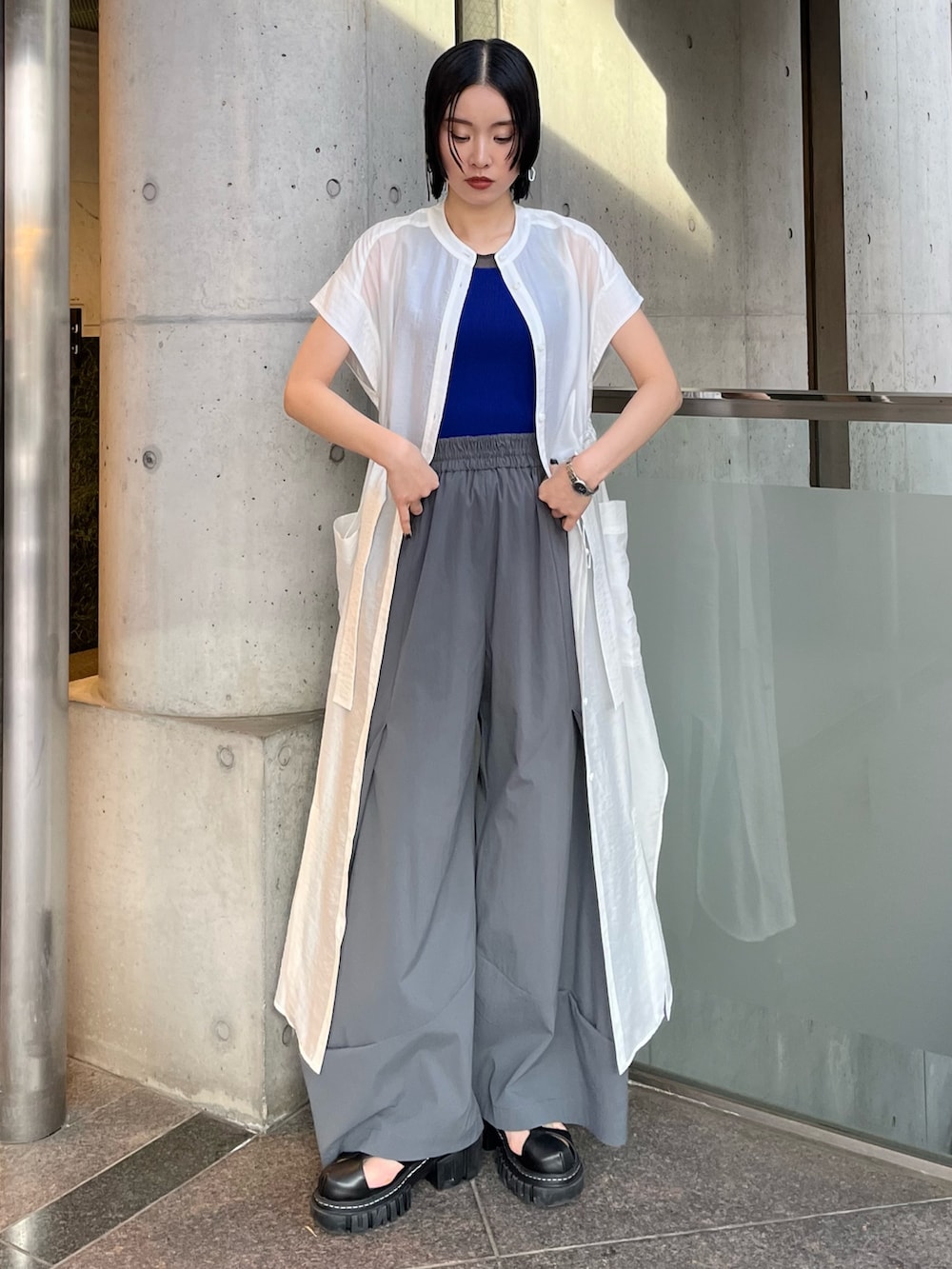 ブルー系のタンクトップ、ホワイト系のシャツ/ブラウス、グレー系のその他パンツを着用したレディースの冬コーディネートの2枚目の写真