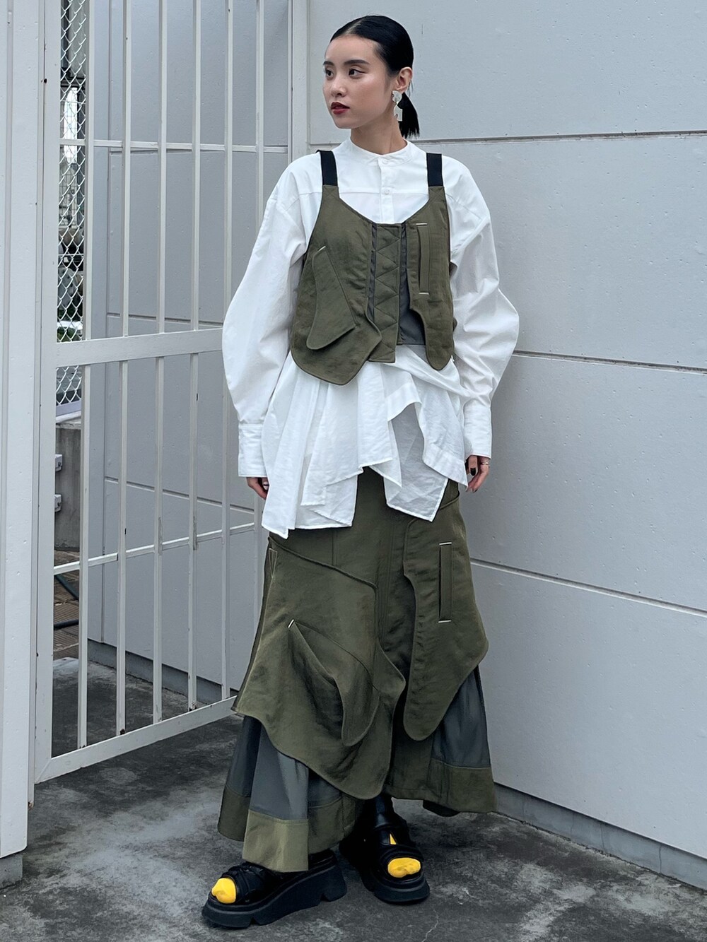 ホワイト系のシャツ/ブラウス、グリーン系のその他トップス、グリーン系のスカートを着用したレディースの秋コーディネートの3枚目の写真