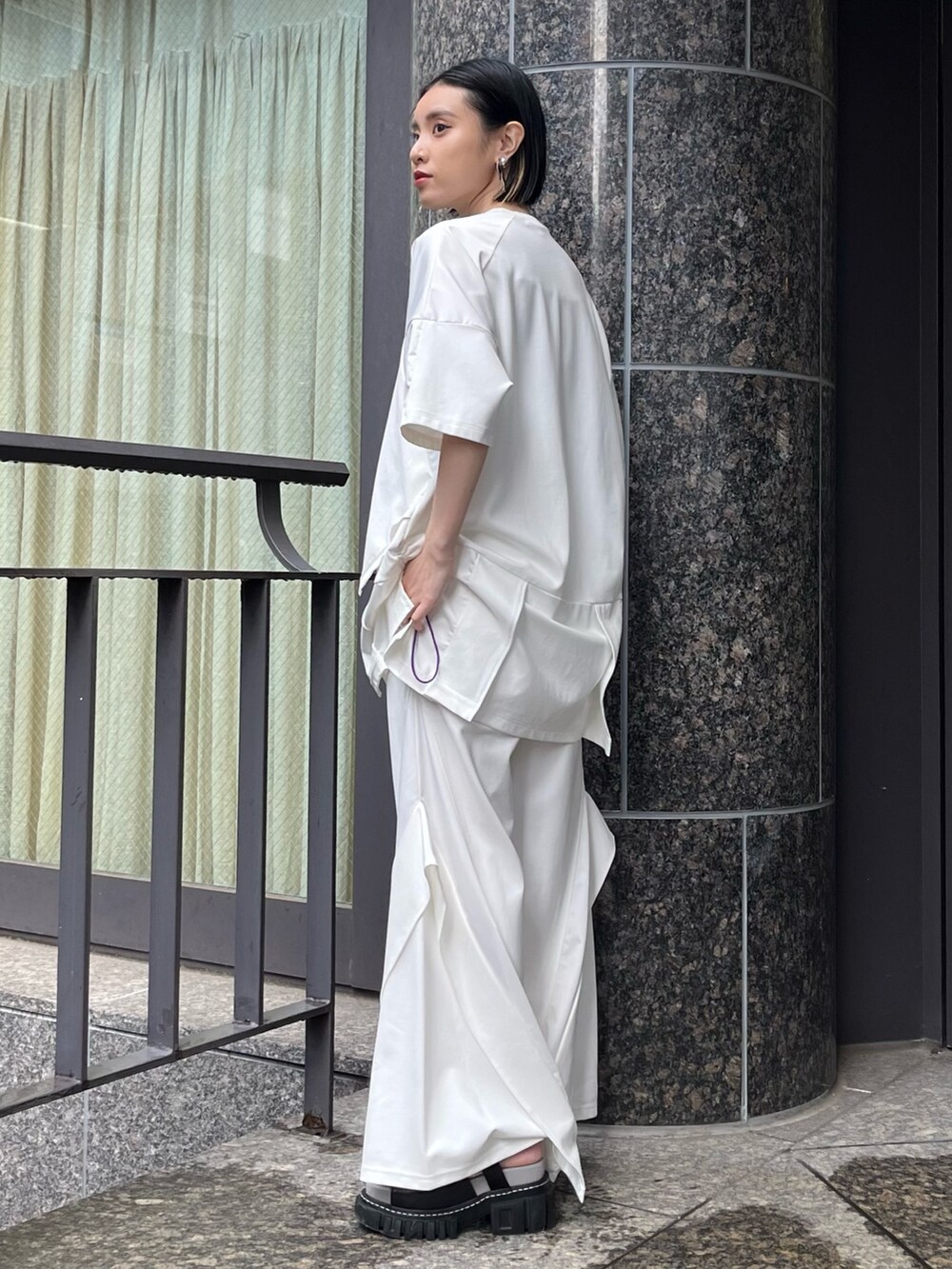ホワイト系のTシャツ/カットソー、ホワイト系のその他パンツ、その他のサンダルを着用したレディースの春コーディネートの4枚目の写真