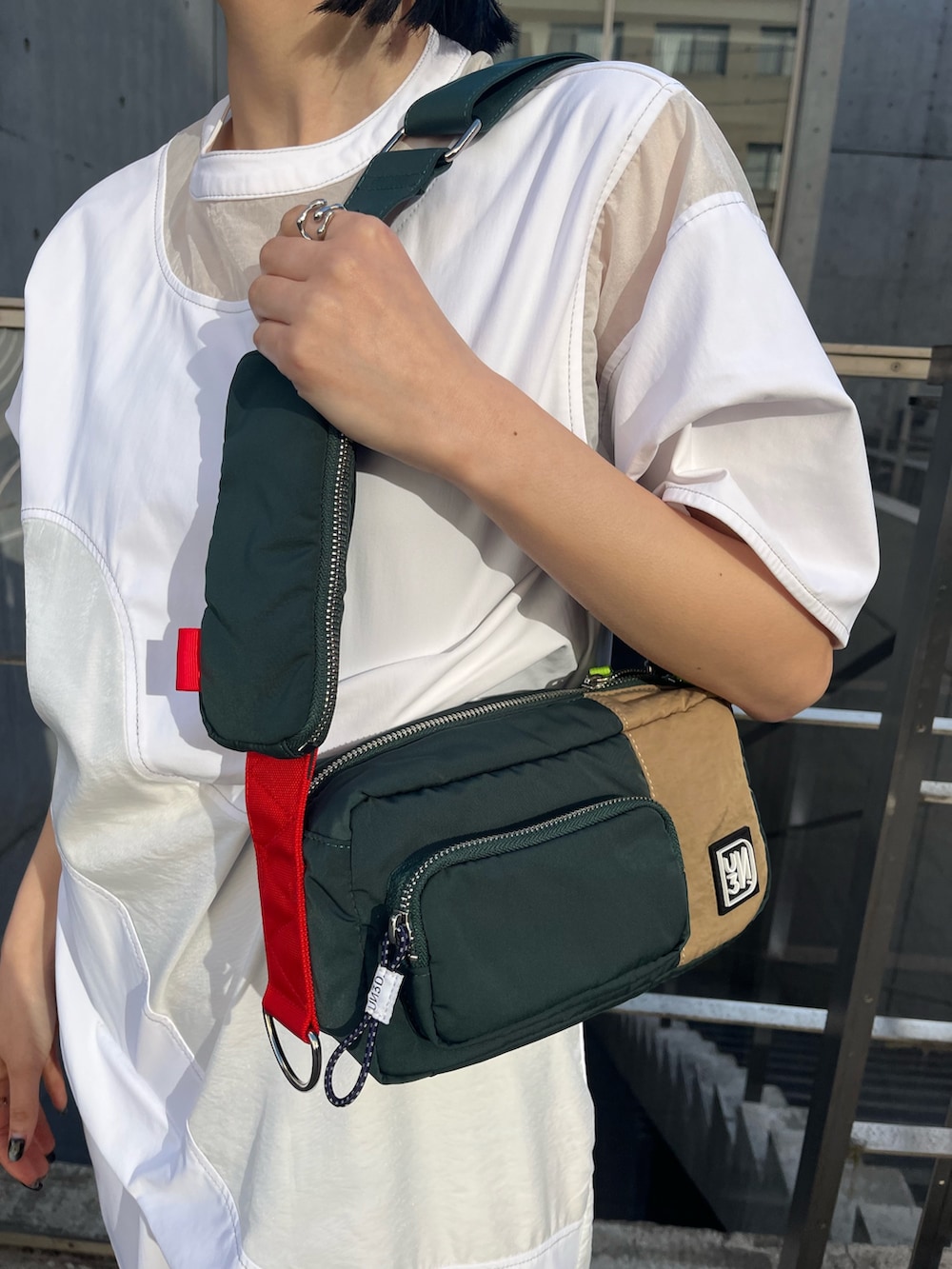 ホワイト系のワンピース、その他のボディバッグ/ウエストポーチ、グレー系のサンダルを着用したレディースの春コーディネートの4枚目の写真