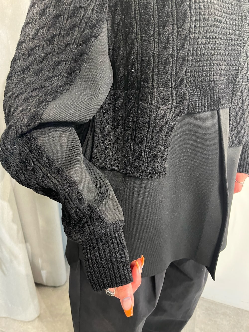ブラック系のニット/セーター、ブラック系のその他パンツ、その他のブーツを着用したレディースの夏コーディネートの8枚目の写真