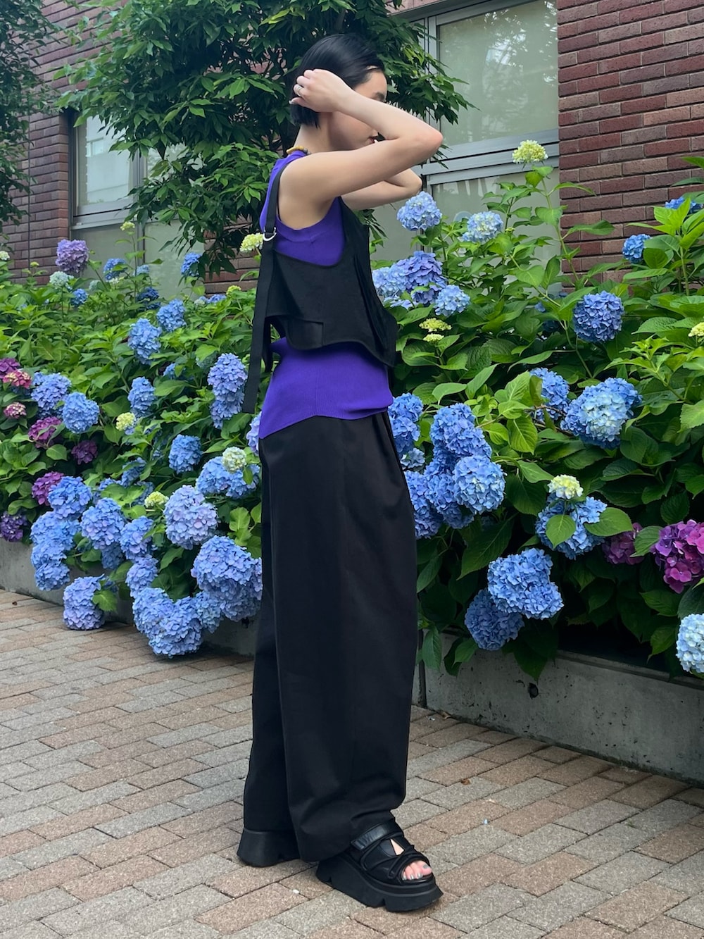 ブラック系のその他トップス、ブラック系のその他パンツ、ブラック系のサンダルを着用したレディースの夏コーディネートの3枚目の写真