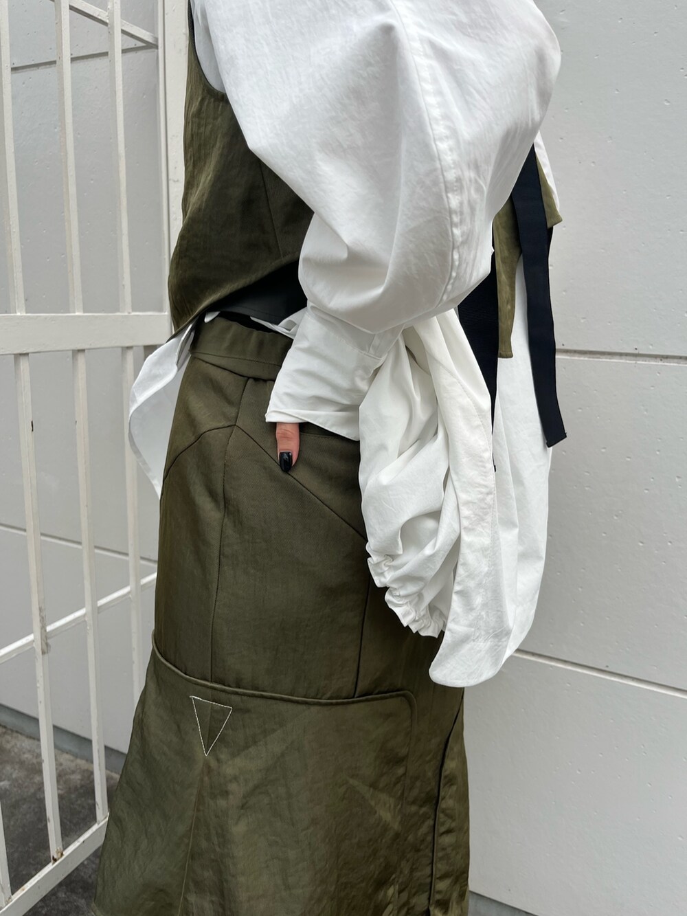 ホワイト系のシャツ/ブラウス、グリーン系のその他トップス、グリーン系のスカートを着用したレディースの秋コーディネートの9枚目の写真