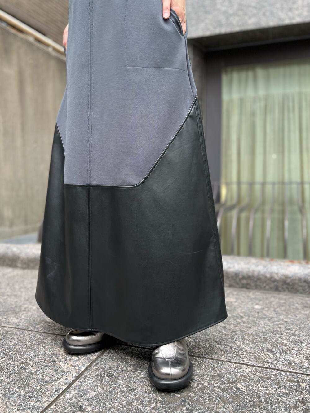 グレー系のワンピース、シルバー系のブーツ、シルバー系のネックレスを着用したレディースの夏コーディネートの10枚目の写真