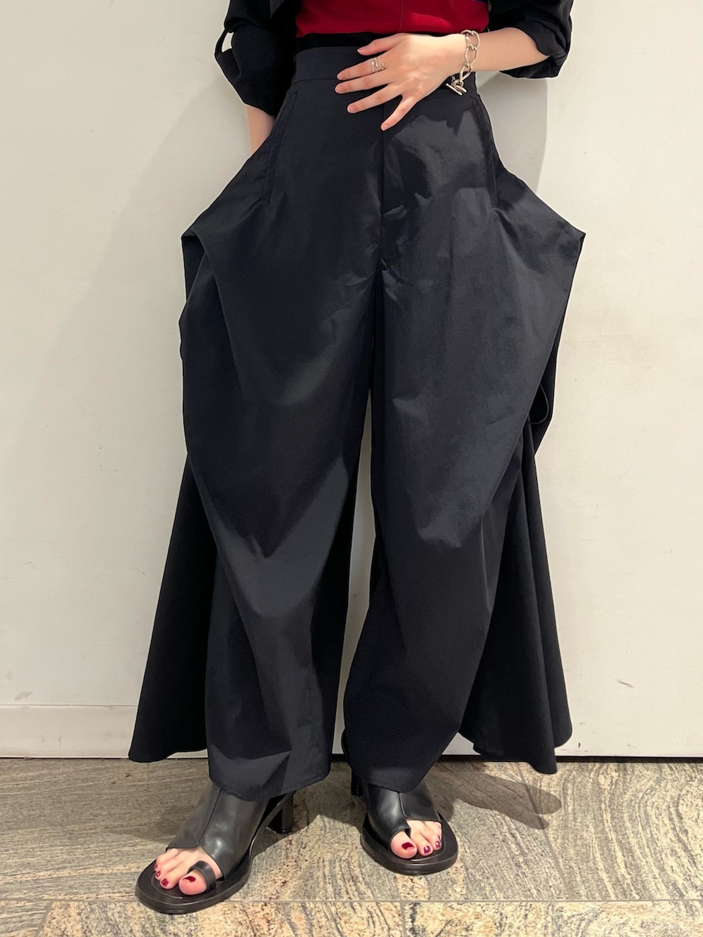 ブラック系のニット/セーター、ブラック系のシャツ/ブラウス、ブラック系のその他パンツを着用したレディースの春コーディネートの7枚目の写真