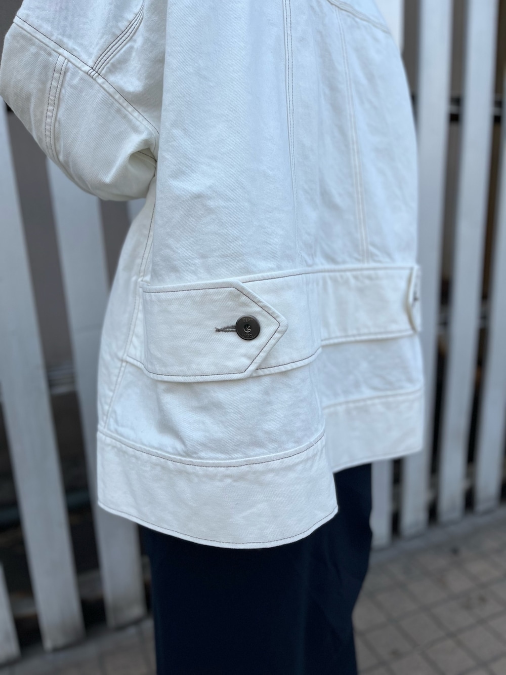 その他のワンピース、ホワイト系のデニムジャケット、シルバー系のブーツを着用したレディースの春コーディネートの8枚目の写真