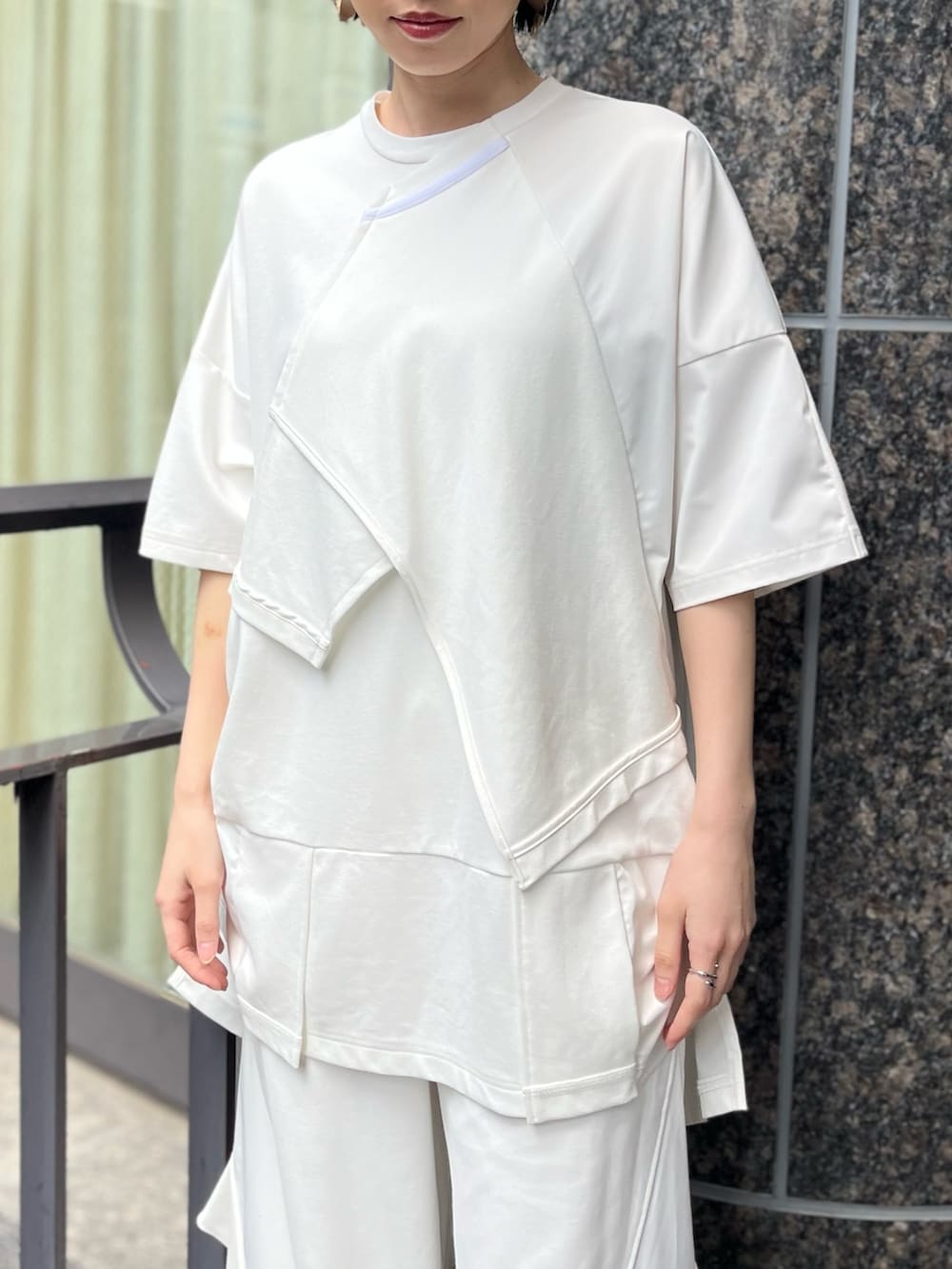 ホワイト系のTシャツ/カットソー、ホワイト系のその他パンツ、その他のサンダルを着用したレディースの春コーディネートの6枚目の写真