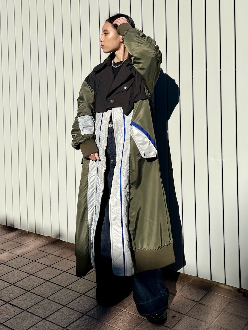 ブラック系のその他アウター、ブルー系のデニムパンツ、ブラック系のブーツを着用したレディースの冬コーディネートの5枚目の写真