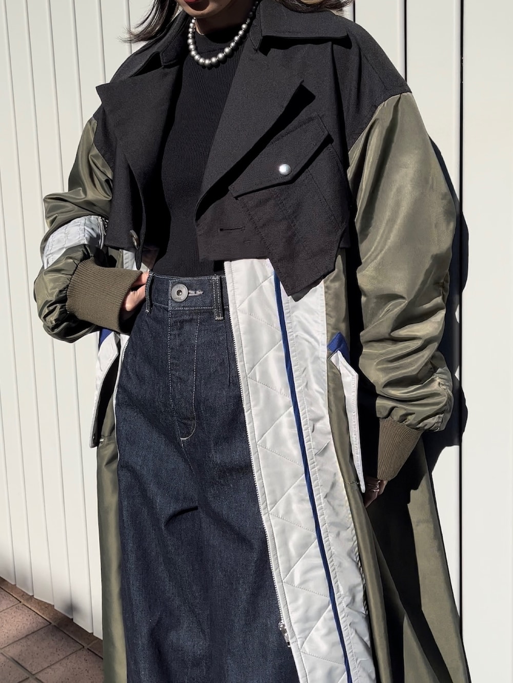 ブラック系のその他アウター、ブルー系のデニムパンツ、ブラック系のブーツを着用したレディースの冬コーディネートの7枚目の写真