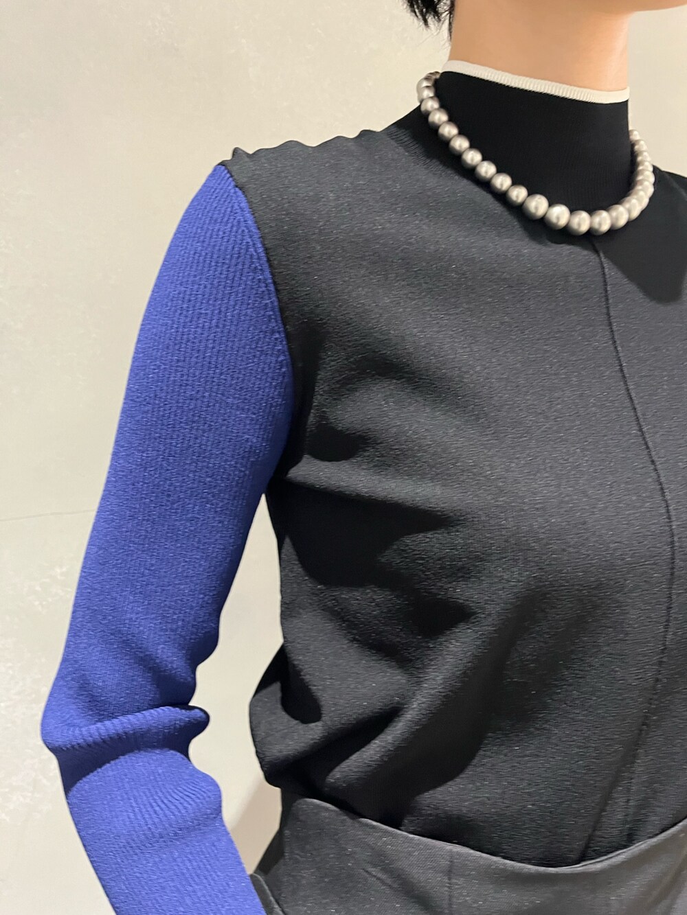 ブラック系のMA-1、ブラック系のニット/セーター、ブラック系のその他パンツを着用したレディースの冬コーディネートの8枚目の写真