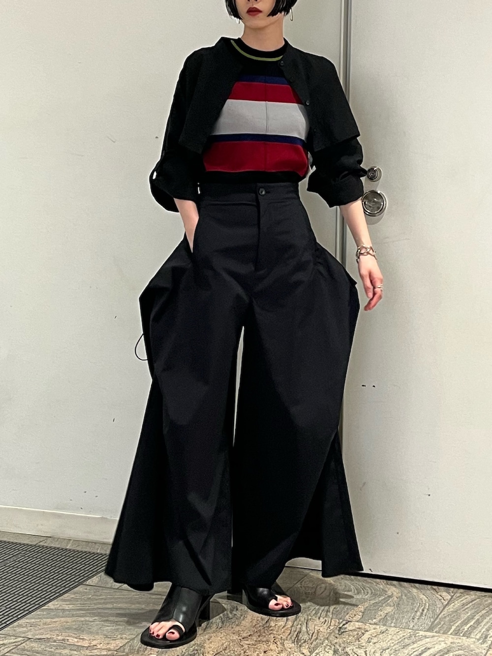 ブラック系のニット/セーター、ブラック系のシャツ/ブラウス、ブラック系のその他パンツを着用したレディースの春コーディネートの2枚目の写真