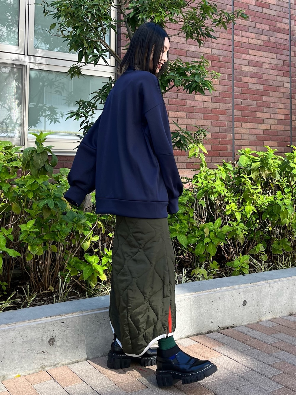 その他のスウェット、その他のスカート、ブラック系のローファーを着用したレディースの秋コーディネートの3枚目の写真