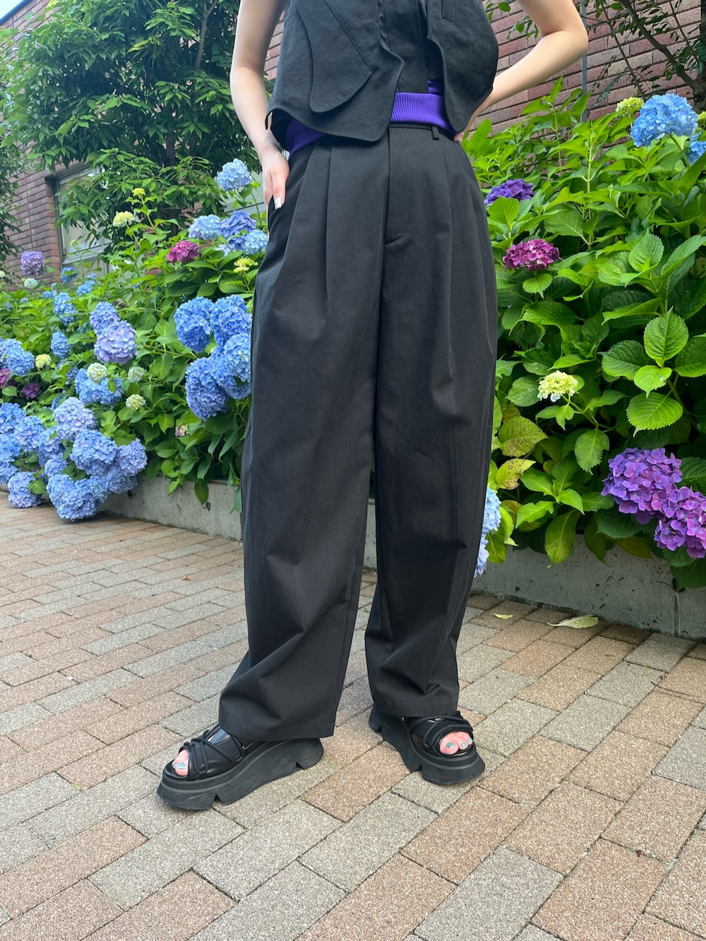 ブラック系のその他トップス、ブラック系のその他パンツ、ブラック系のサンダルを着用したレディースの夏コーディネートの9枚目の写真