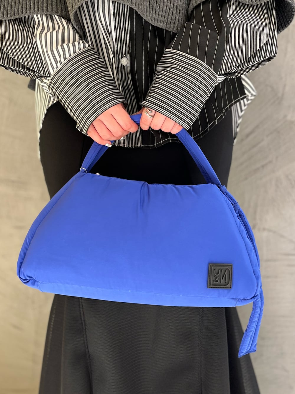 グレー系のニット/セーター、その他のシャツ/ブラウス、ブラック系のスカートを着用したレディースの夏コーディネートの10枚目の写真