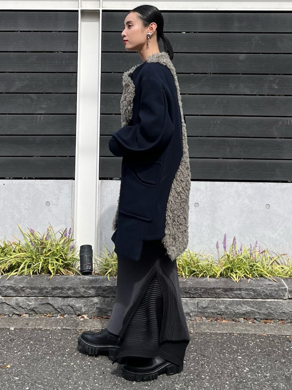 ブルー系のその他アウター、ブラック系のスカート、ブラック系のブーツを着用したレディースの秋コーディネートの3枚目の写真