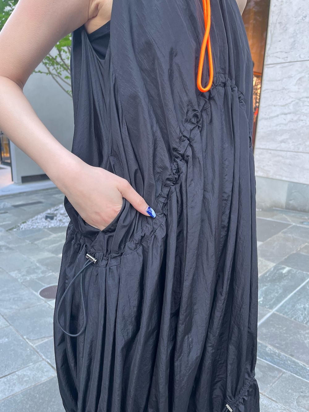 ブラック系のワンピース、ブラック系のサンダル、ブラック系のハットを着用したレディースの春コーディネートの7枚目の写真