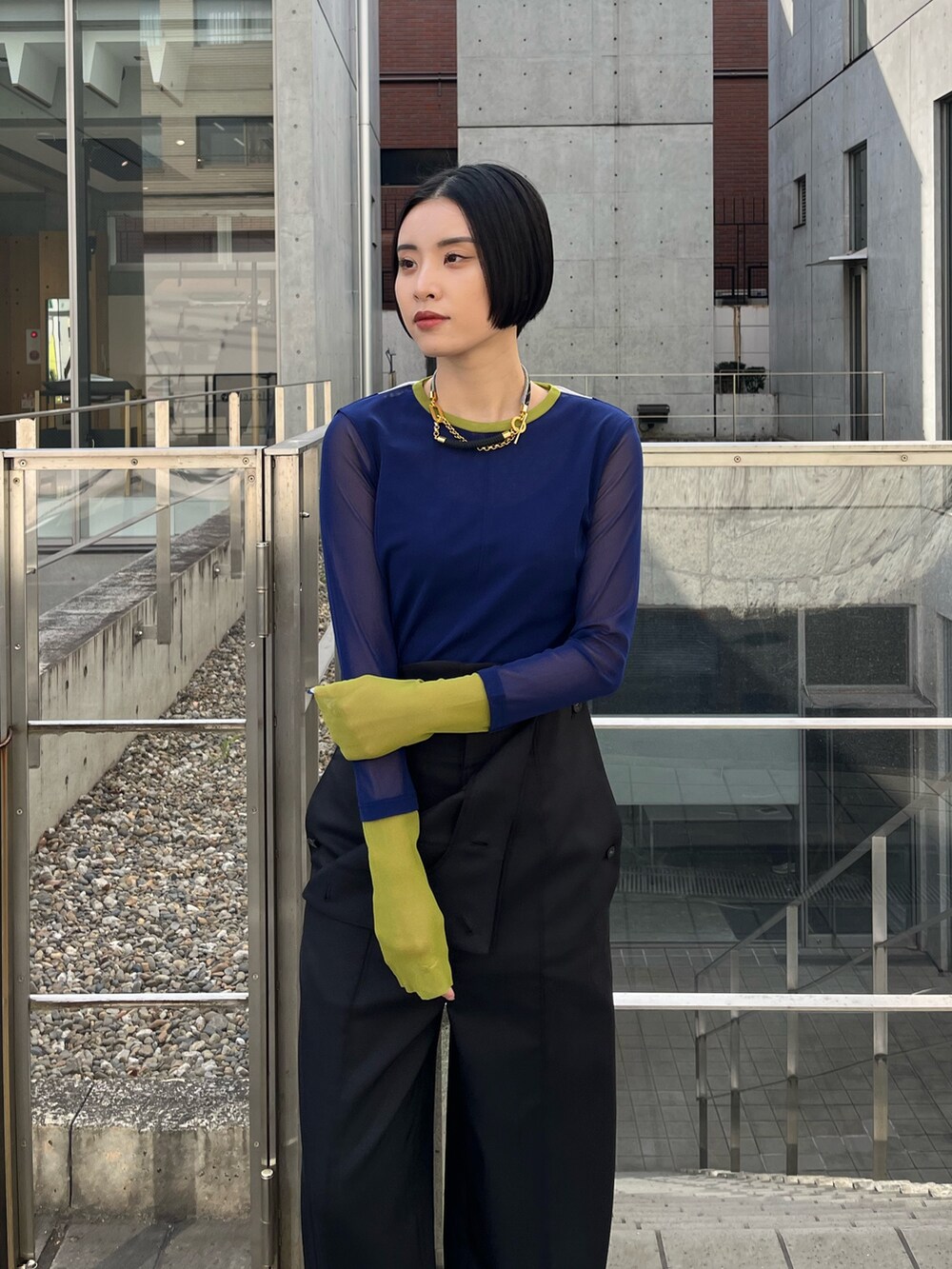 ブルー系のTシャツ/カットソー、ブラック系のその他パンツ、ベージュ系のブーツを着用したレディースの春コーディネートの4枚目の写真