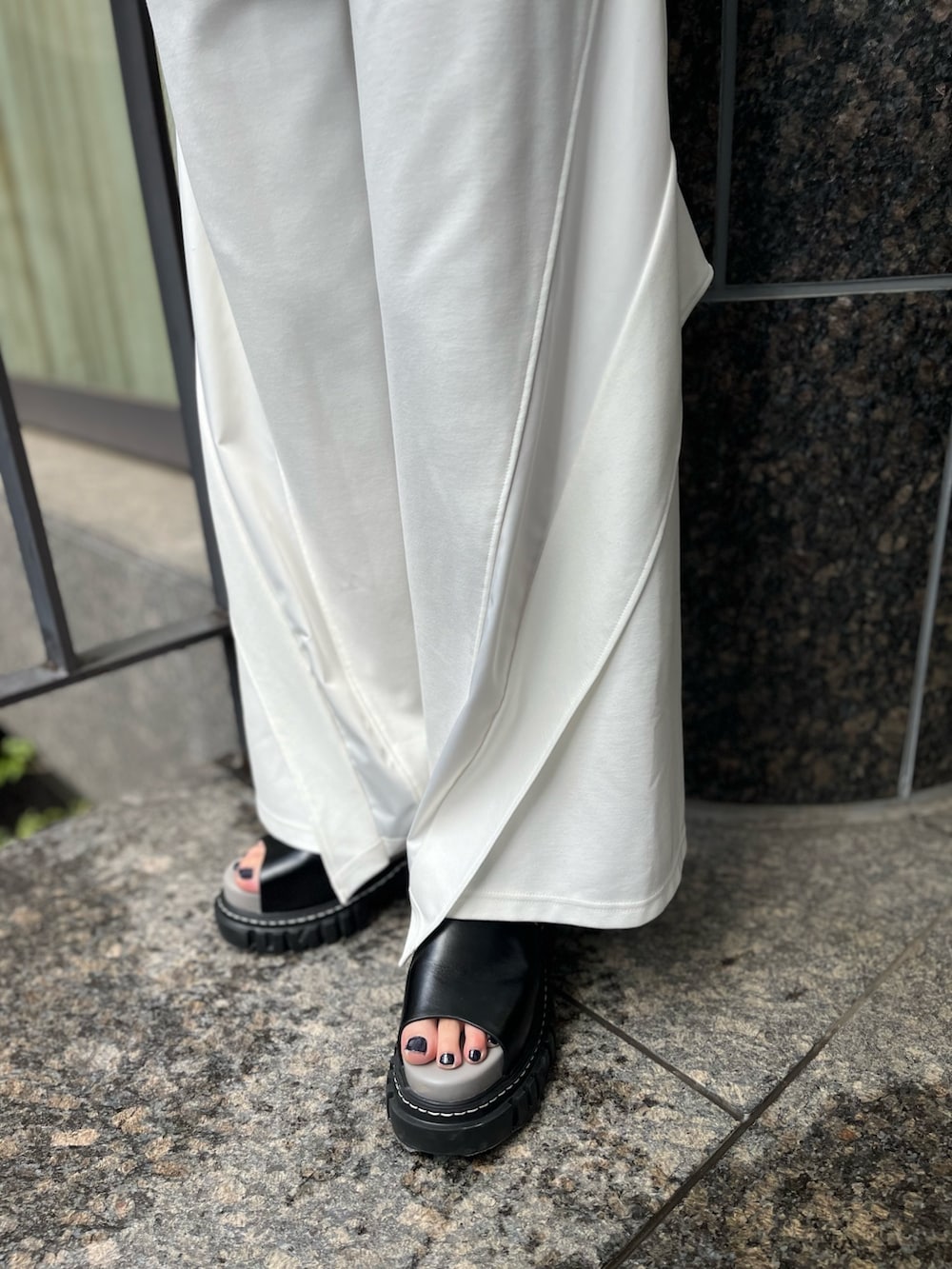 ホワイト系のTシャツ/カットソー、ホワイト系のその他パンツ、その他のサンダルを着用したレディースの春コーディネートの8枚目の写真