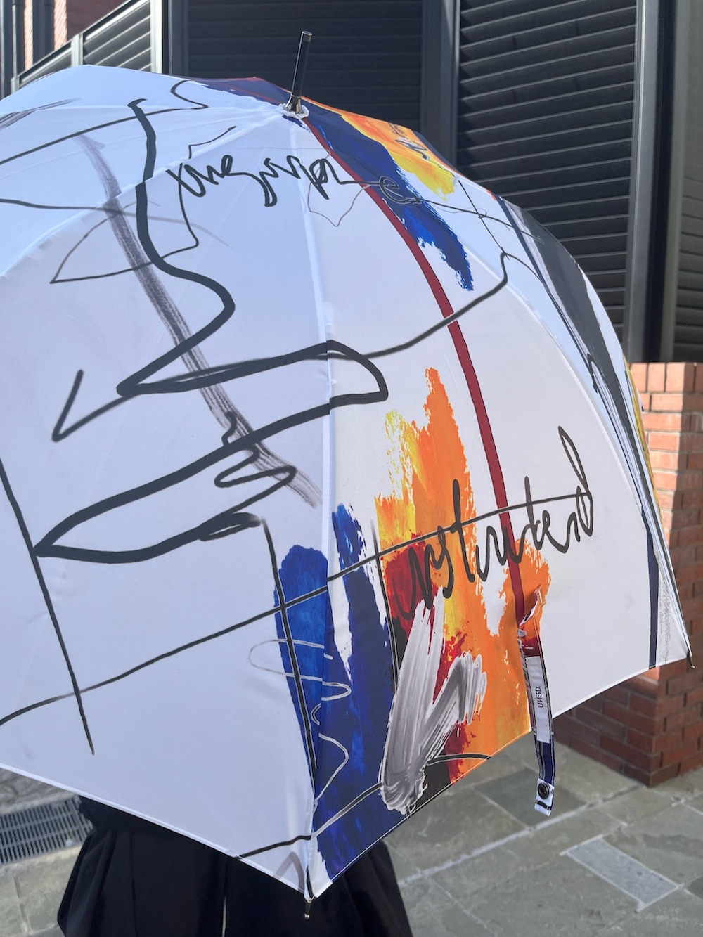 ブラック系のTシャツ/カットソー、ブラック系のその他パンツ、シルバー系のサンダルを着用したレディースの春コーディネートの5枚目の写真