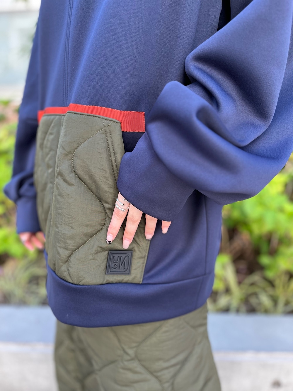 その他のスウェット、その他のスカート、ブラック系のローファーを着用したレディースの秋コーディネートの5枚目の写真