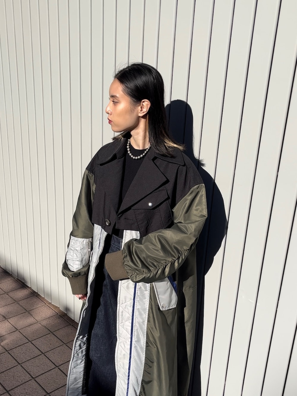 ブラック系のその他アウター、ブルー系のデニムパンツ、ブラック系のブーツを着用したレディースの冬コーディネートの6枚目の写真