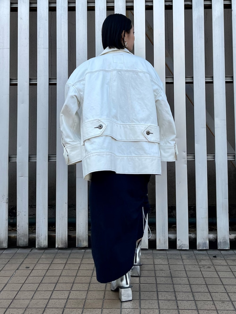 その他のワンピース、ホワイト系のデニムジャケット、シルバー系のブーツを着用したレディースの春コーディネートの4枚目の写真